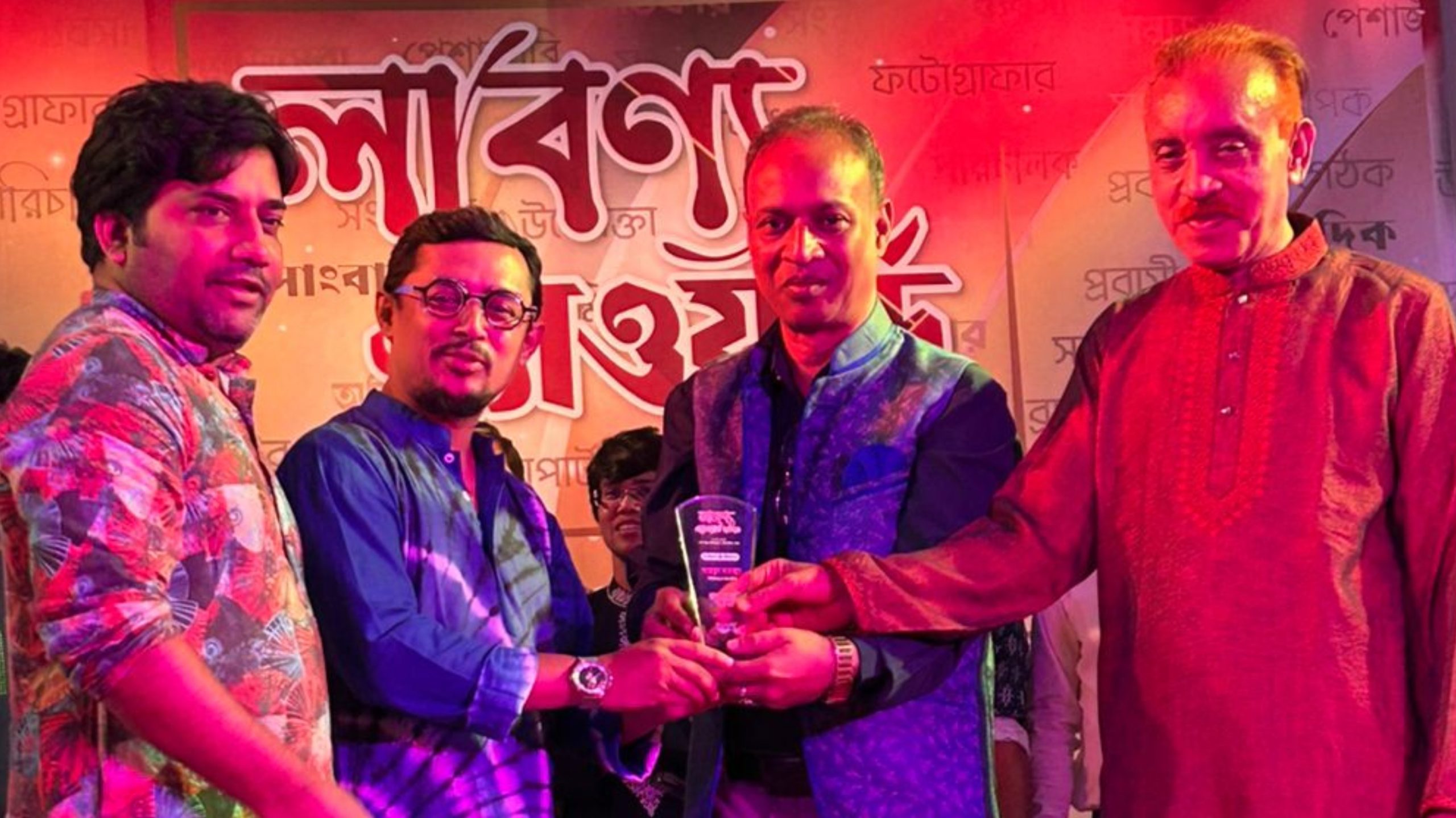 সম্মাননা ক্রেস্ট গ্রহণ করছেন মাহমুদ মানজুর
